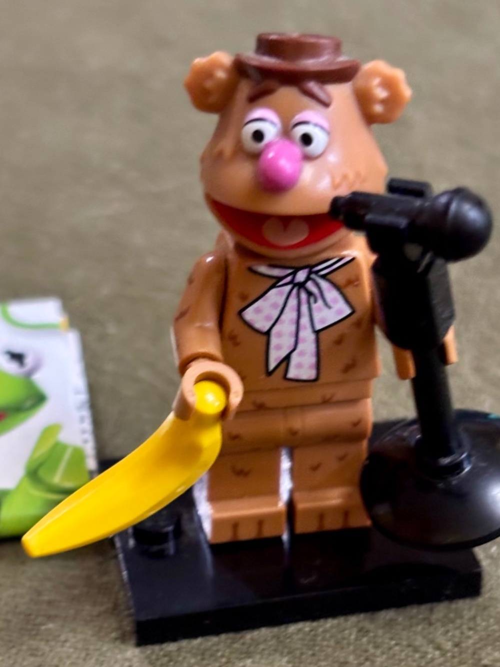 LEGO THE MUPPETS "Fozzie Bear" coltm-7 Stand, Accessories & Pamphlet LIKE NEW!
